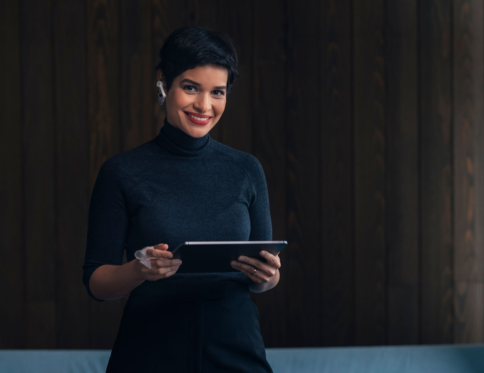 Proveedor revisando pedidos en tablet